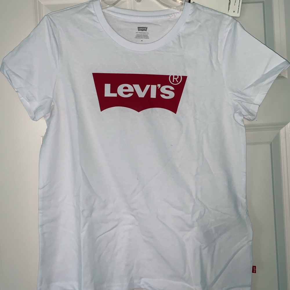 Brand: Levi’s, Color: White, Size: Medium
